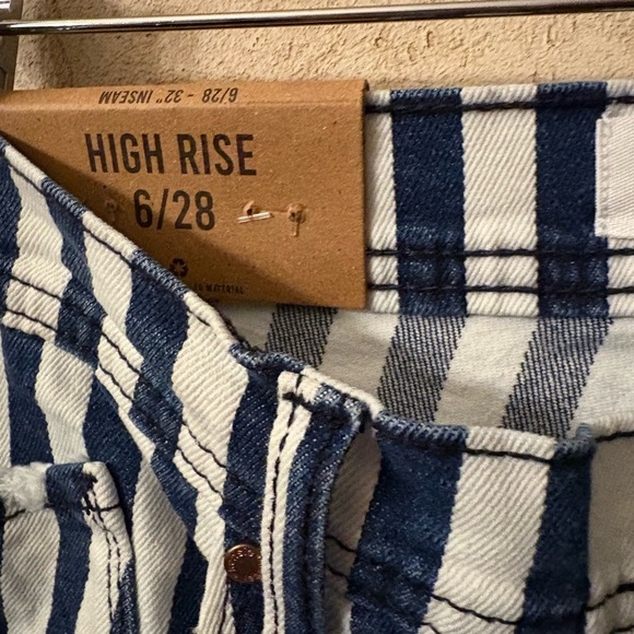 Kensie High Waist Raw Hem Wide Leg Jeans (Waist 28”Rise 10.5”Inseam 32”) - Picture 8 of 9